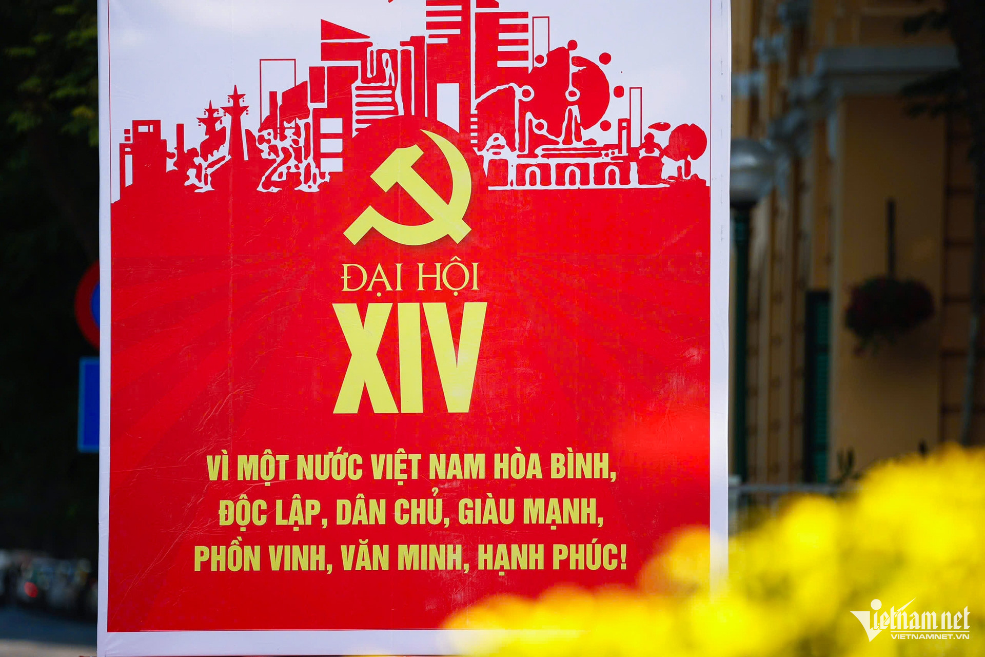 Phố phường Hà Nội rực rỡ cờ hoa chào mừng Đại hội 14 của Đảng- Ảnh 15.