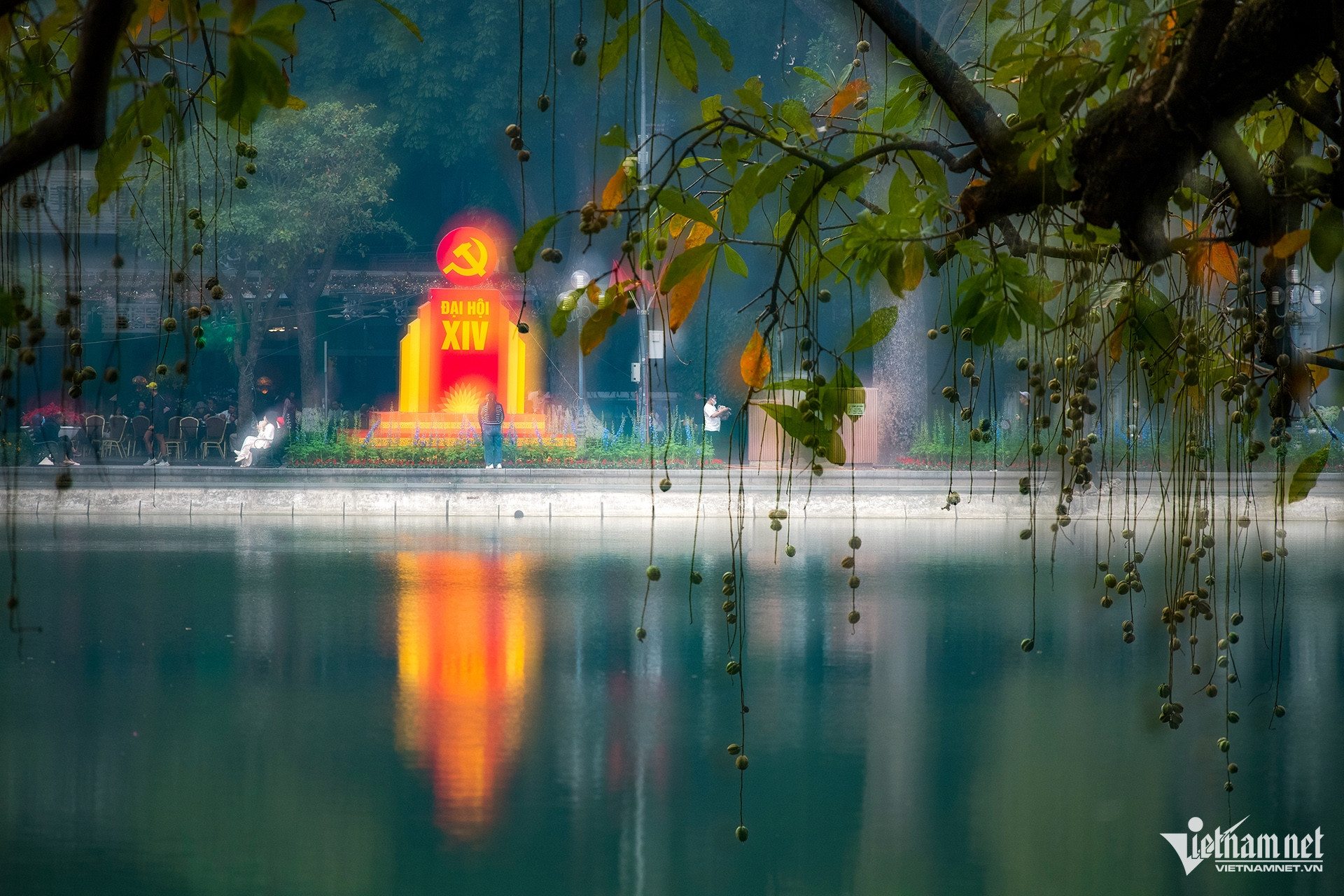 Phố phường Hà Nội rực rỡ cờ hoa chào mừng Đại hội 14 của Đảng- Ảnh 1.