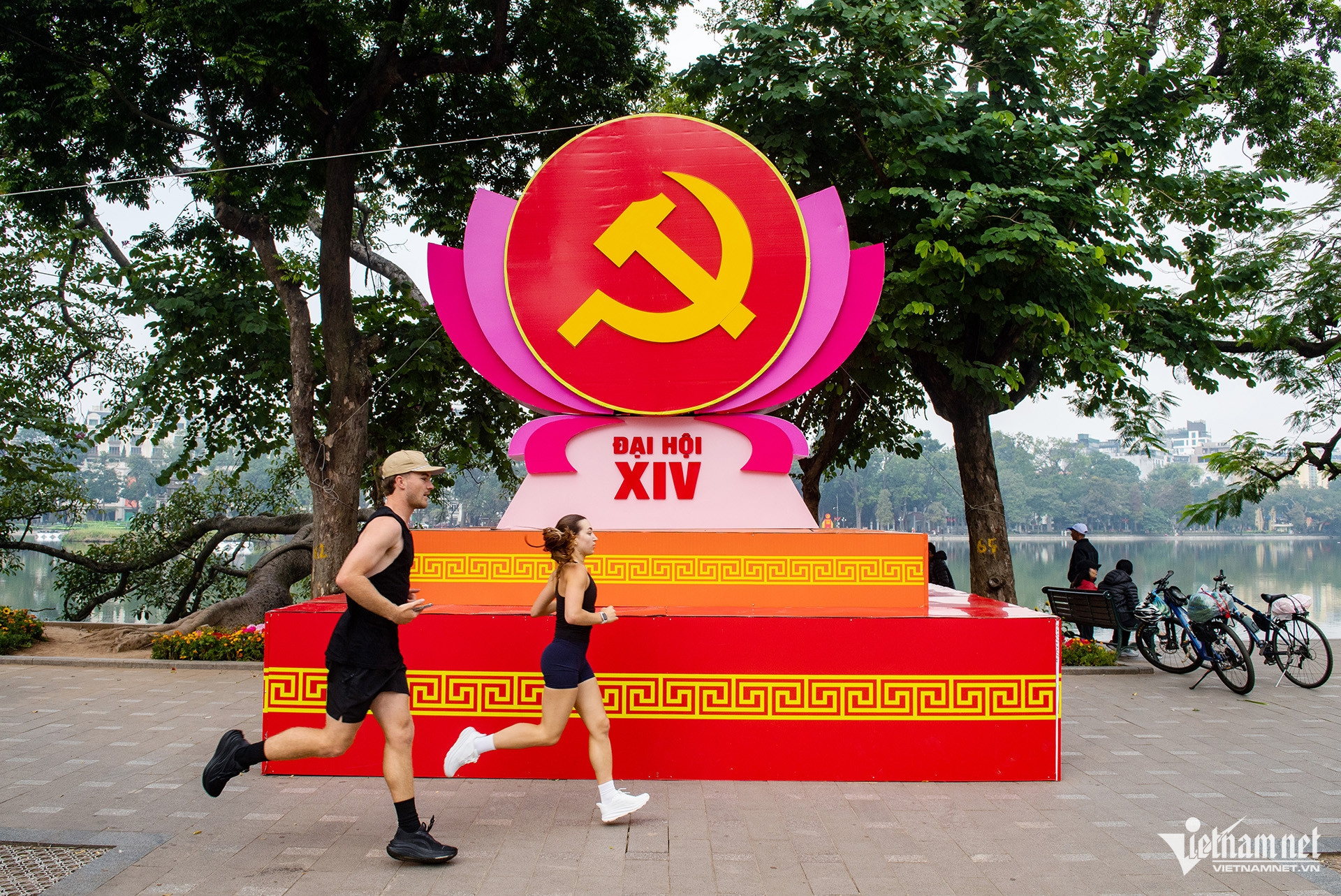 Phố phường Hà Nội rực rỡ cờ hoa chào mừng Đại hội 14 của Đảng- Ảnh 4.