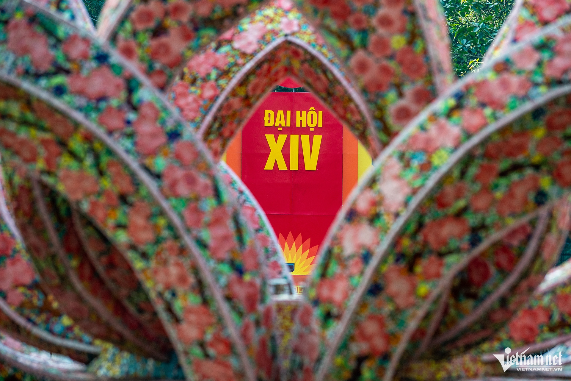 Phố phường Hà Nội rực rỡ cờ hoa chào mừng Đại hội 14 của Đảng- Ảnh 2.