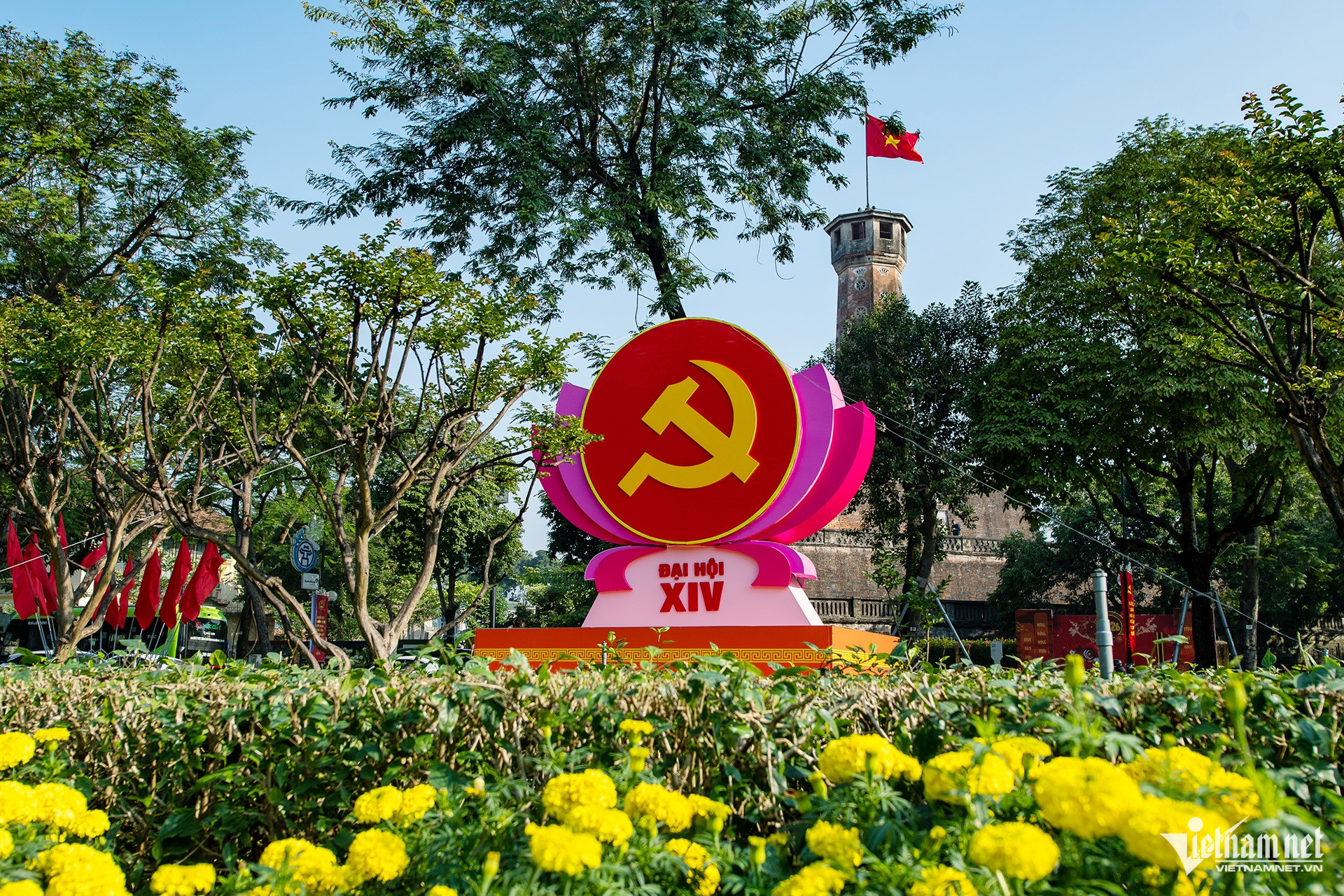 Phố phường Hà Nội rực rỡ cờ hoa chào mừng Đại hội 14 của Đảng- Ảnh 5.