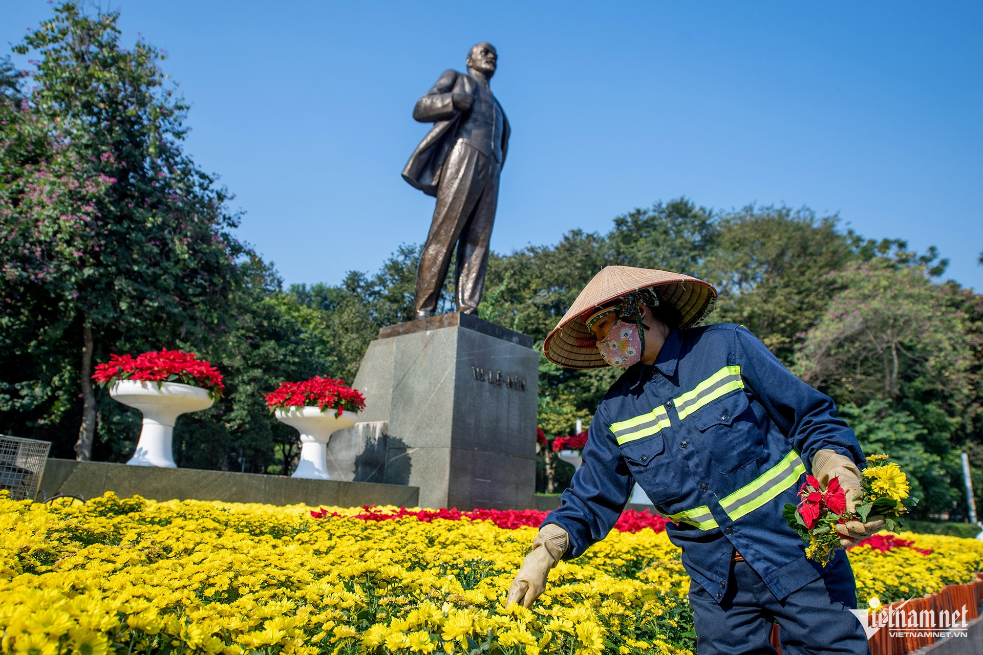 Phố phường Hà Nội rực rỡ cờ hoa chào mừng Đại hội 14 của Đảng- Ảnh 6.