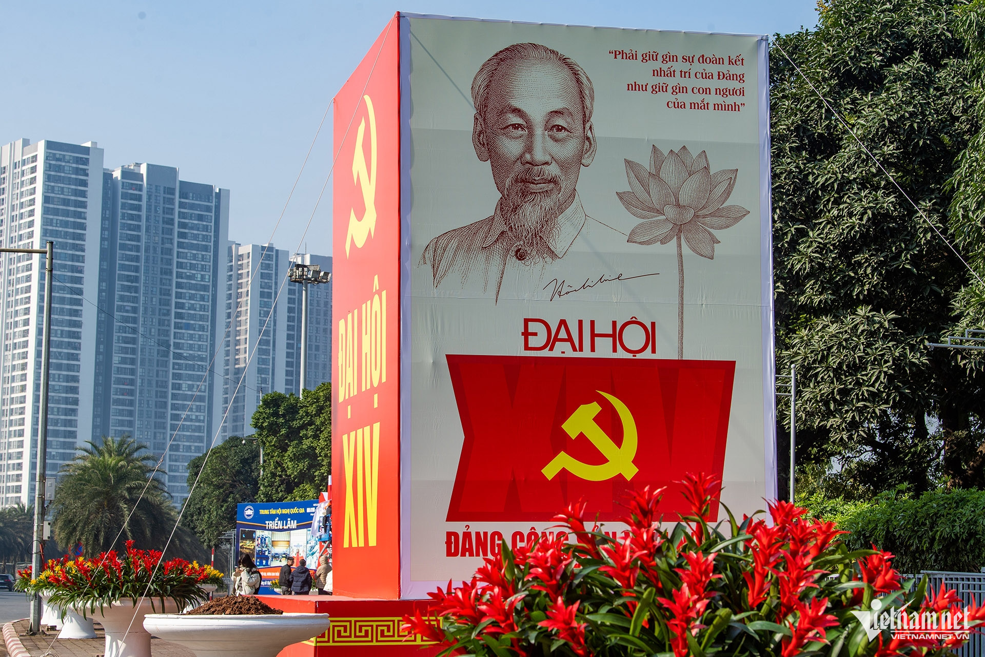 Phố phường Hà Nội rực rỡ cờ hoa chào mừng Đại hội 14 của Đảng- Ảnh 12.