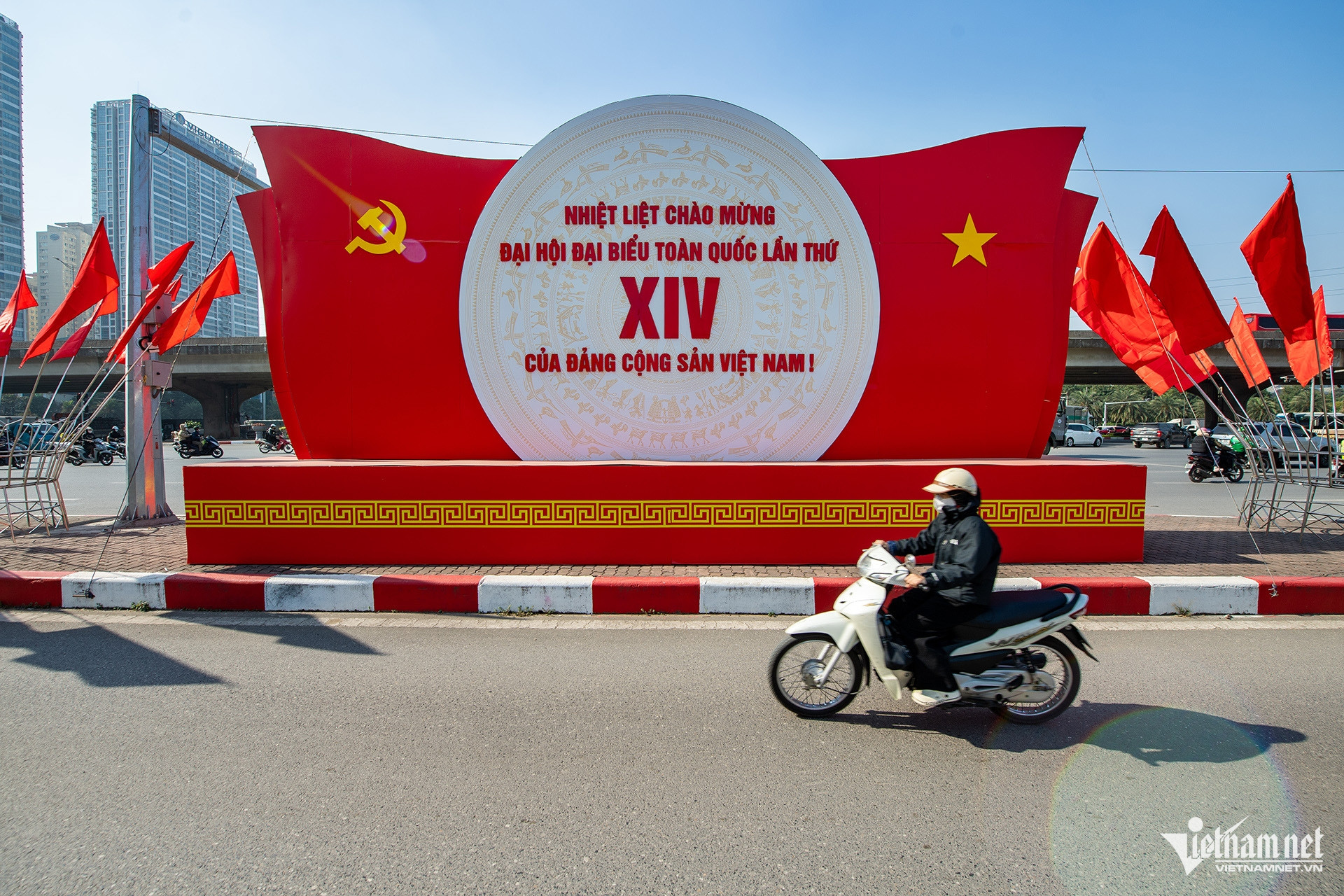 Phố phường Hà Nội rực rỡ cờ hoa chào mừng Đại hội 14 của Đảng- Ảnh 17.