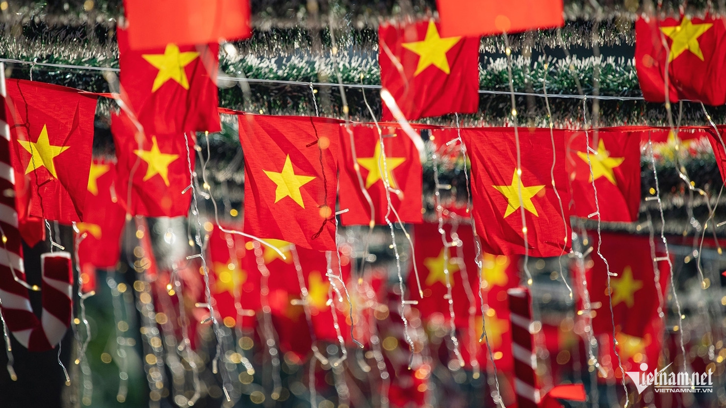 Phố phường Hà Nội rực rỡ cờ hoa chào mừng Đại hội 14 của Đảng- Ảnh 16.