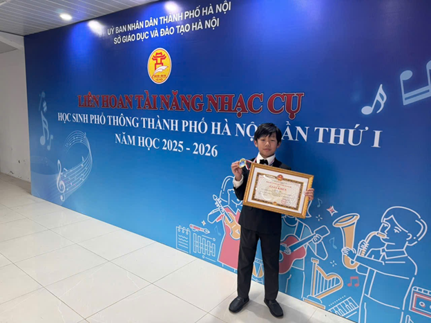 Tỏa sáng tài năng nghệ thuật - Học sinh Lê Bảo Lâm trường THCS Việt Nam - Angiêri đạt huy chương Vàng cấp Thành phố- Ảnh 2.