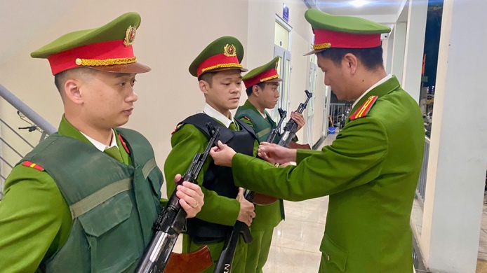 Công an phường Hai Bà Trưng ra quân tuần tra vũ trang cấp độ cao, siết chặt an ninh phục vụ Đại hội XIV của Đảng.- Ảnh 1.