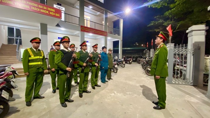 Công an phường Hai Bà Trưng ra quân tuần tra vũ trang cấp độ cao, siết chặt an ninh phục vụ Đại hội XIV của Đảng.- Ảnh 2.