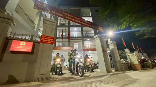 Công an phường Hai Bà Trưng ra quân tuần tra vũ trang cấp độ cao, siết chặt an ninh phục vụ Đại hội XIV của Đảng.- Ảnh 4.