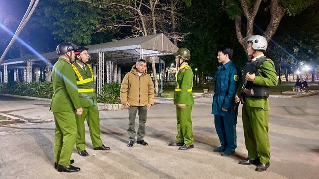 Công an phường Hai Bà Trưng ra quân tuần tra vũ trang cấp độ cao, siết chặt an ninh phục vụ Đại hội XIV của Đảng.- Ảnh 3.