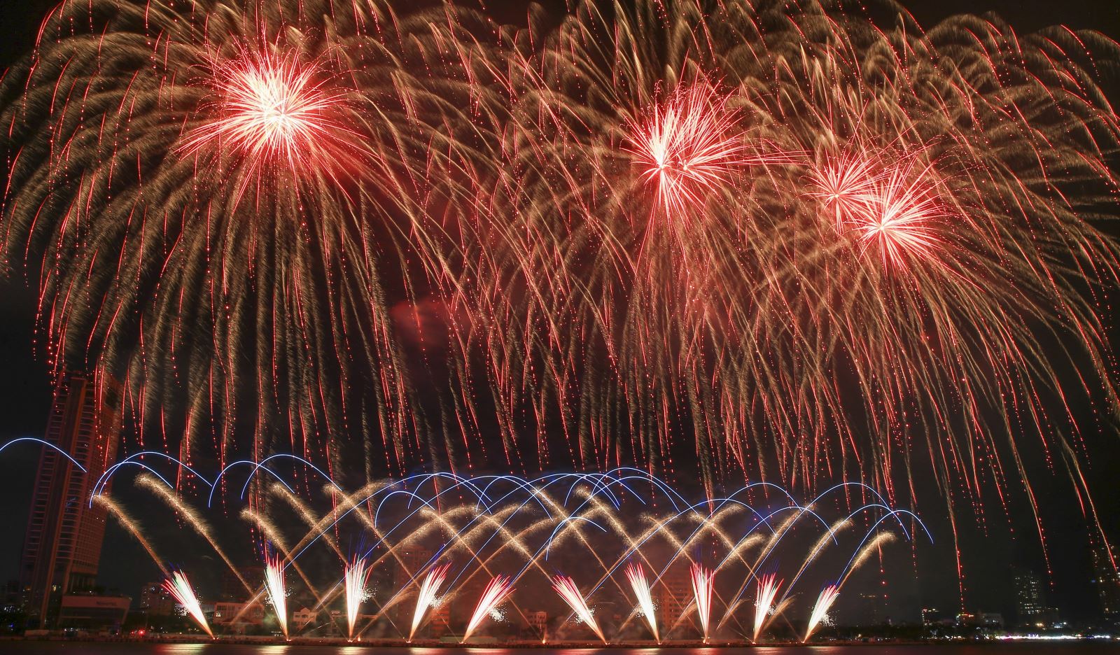 Mừng Đại hội Đảng XIV: Người dân Thủ đô lần đầu được xem trình diễn pháo hoa nghệ thuật quy mô lớn- Ảnh 2.