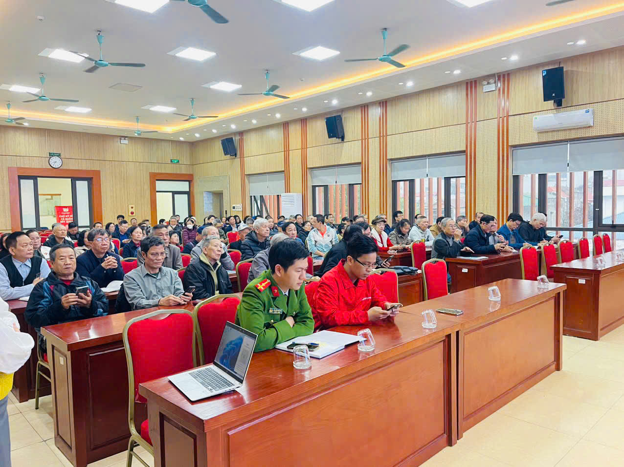 PHƯỜNG PHƯƠNG LIỆT: TỔ CHỨC THÀNH CÔNG LỚP TẬP HUẤN NÂNG CAO KỸ NĂNG SỐ VÀ ỨNG DỤNG AI CHO CÔNG DÂN- Ảnh 3.