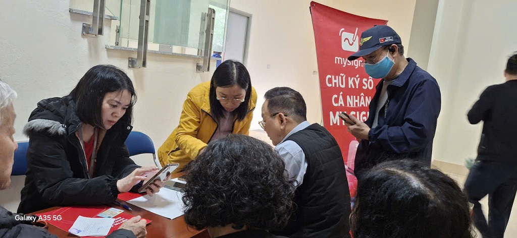 PHƯỜNG PHƯƠNG LIỆT: TỔ CHỨC THÀNH CÔNG LỚP TẬP HUẤN NÂNG CAO KỸ NĂNG SỐ VÀ ỨNG DỤNG AI CHO CÔNG DÂN- Ảnh 4.