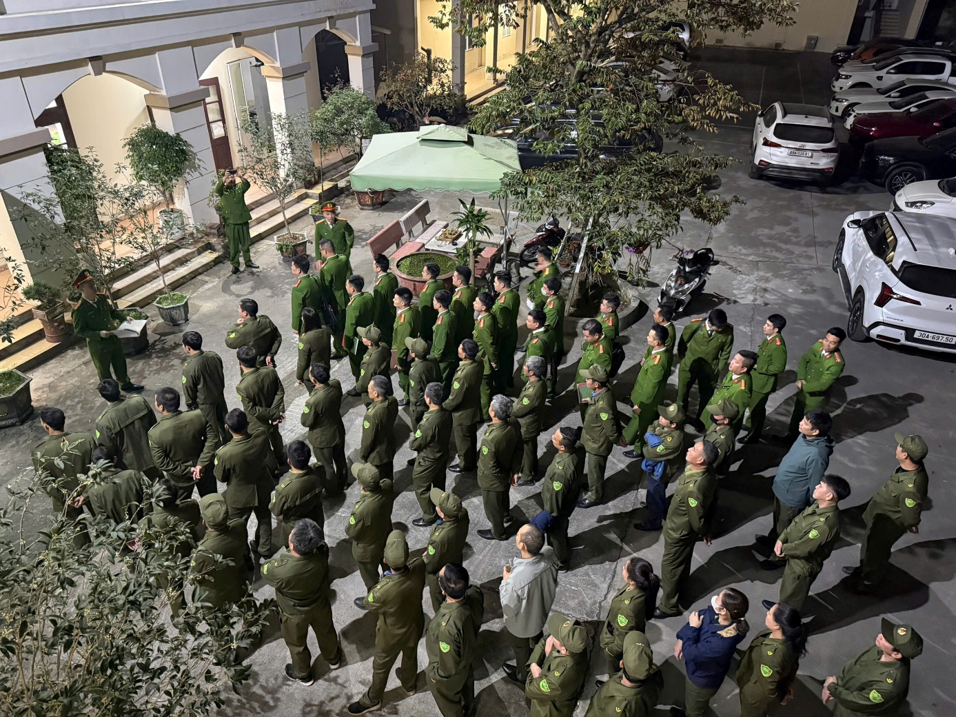 Công an xã Gia Lâm tổ chức ra quân tổng rà soát, kiểm tra cư trú trên địa bàn xã- Ảnh 1.