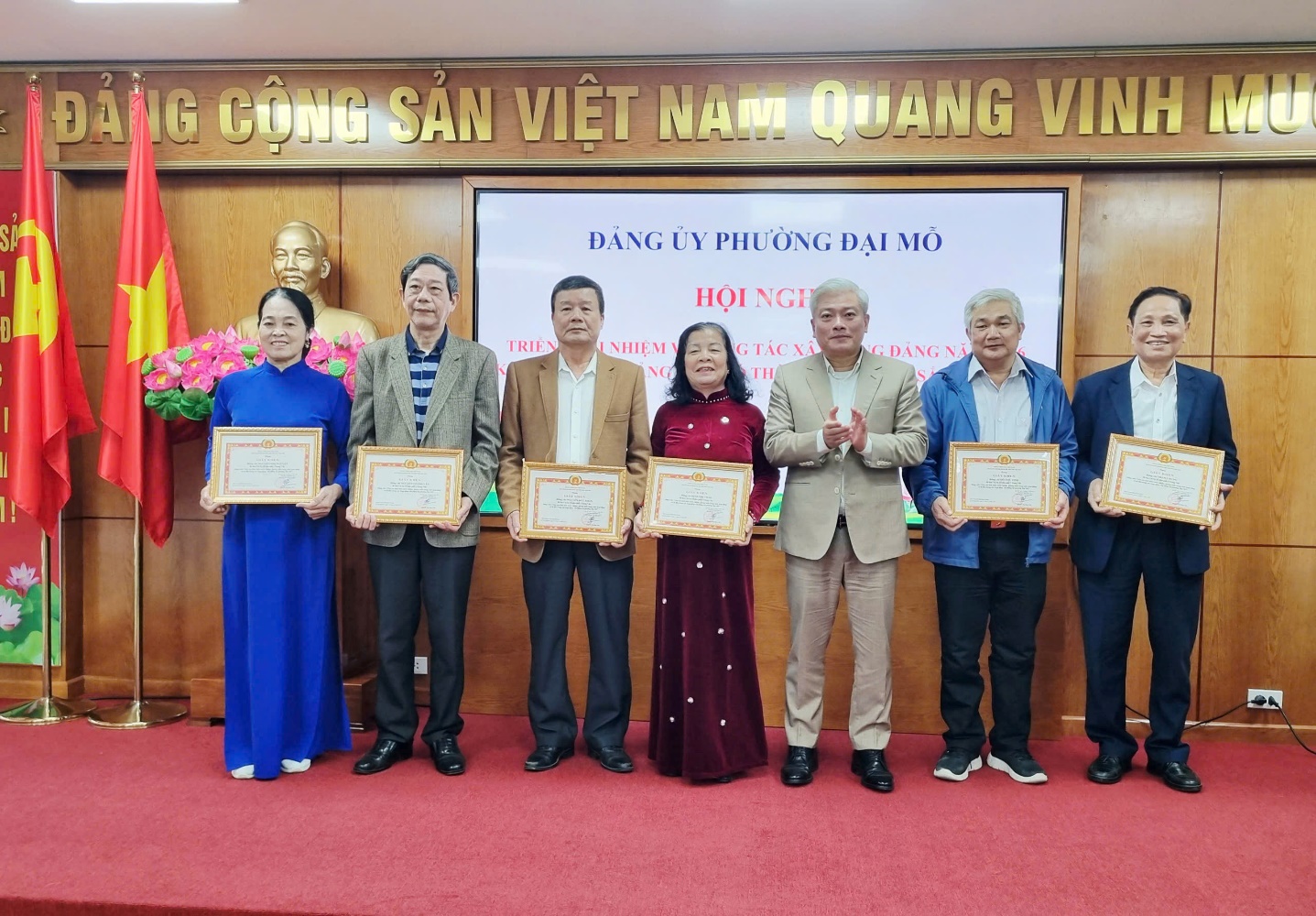 Đảng ủy phường Đại Mỗ triển khai nhiệm vụ công tác xây dựng Đảng năm 2026 và Khen thưởng đảng viên xuất sắc năm 2025- Ảnh 3.