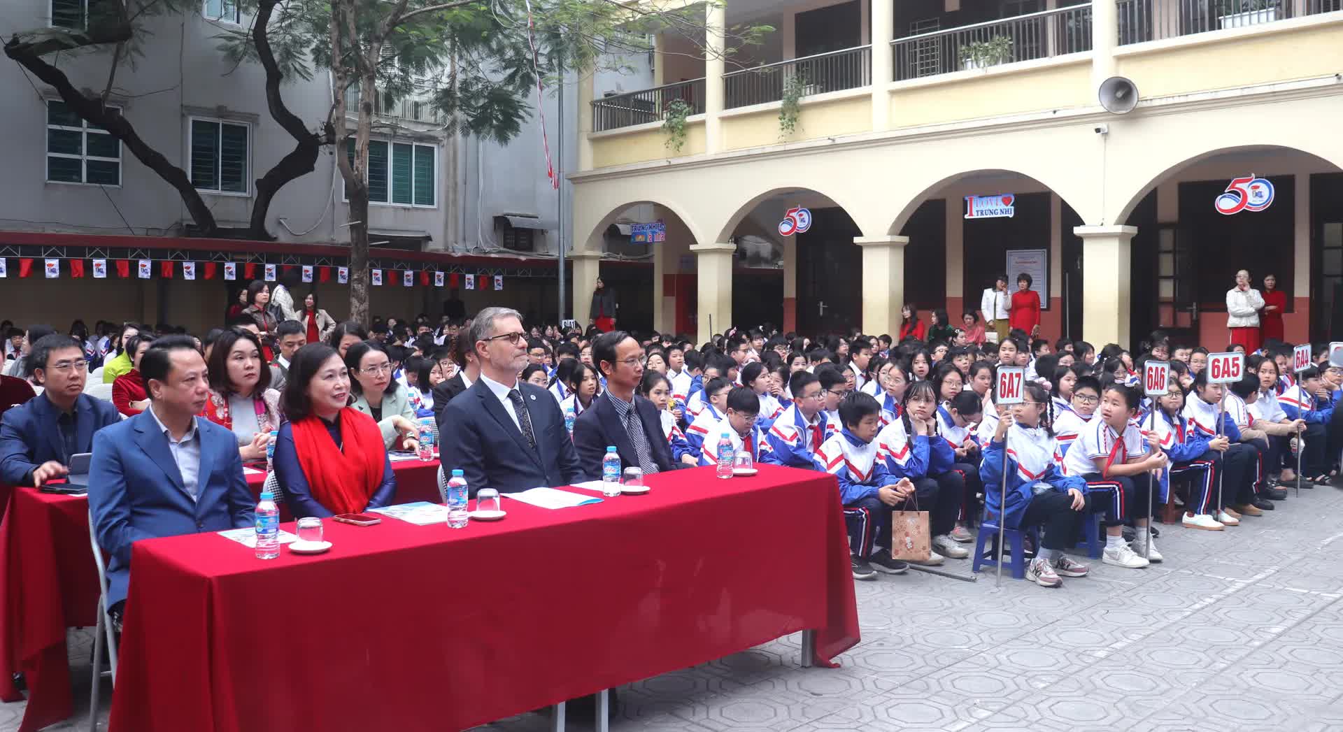 Trường THCS Trưng Nhị (phường Hai Bà Trưng) được gắn biển công nhận "Trường có chương trình dạy tiếng Pháp đạt chuẩn quốc tế"- Ảnh 1.