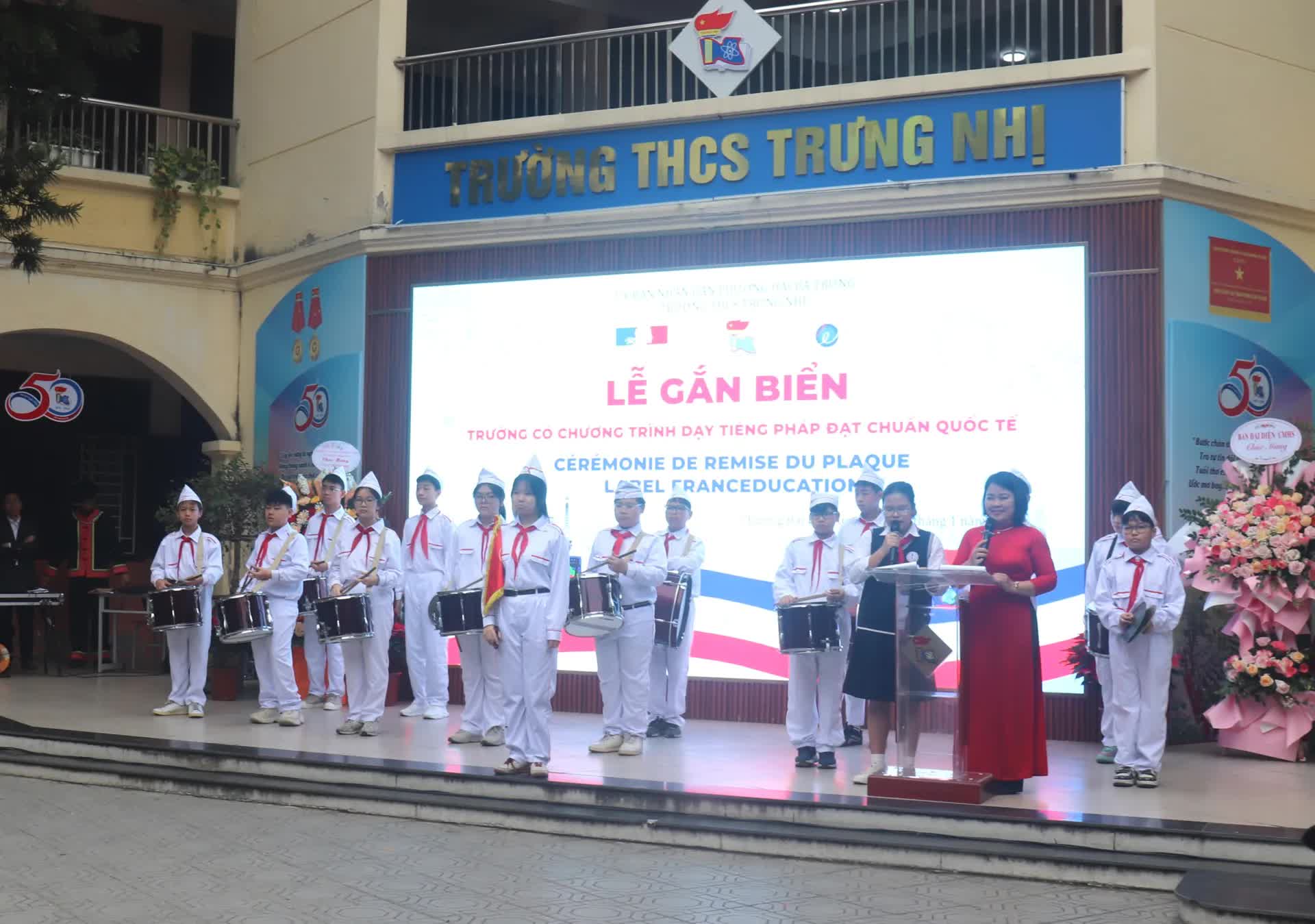 Trường THCS Trưng Nhị (phường Hai Bà Trưng) được gắn biển công nhận "Trường có chương trình dạy tiếng Pháp đạt chuẩn quốc tế"- Ảnh 2.