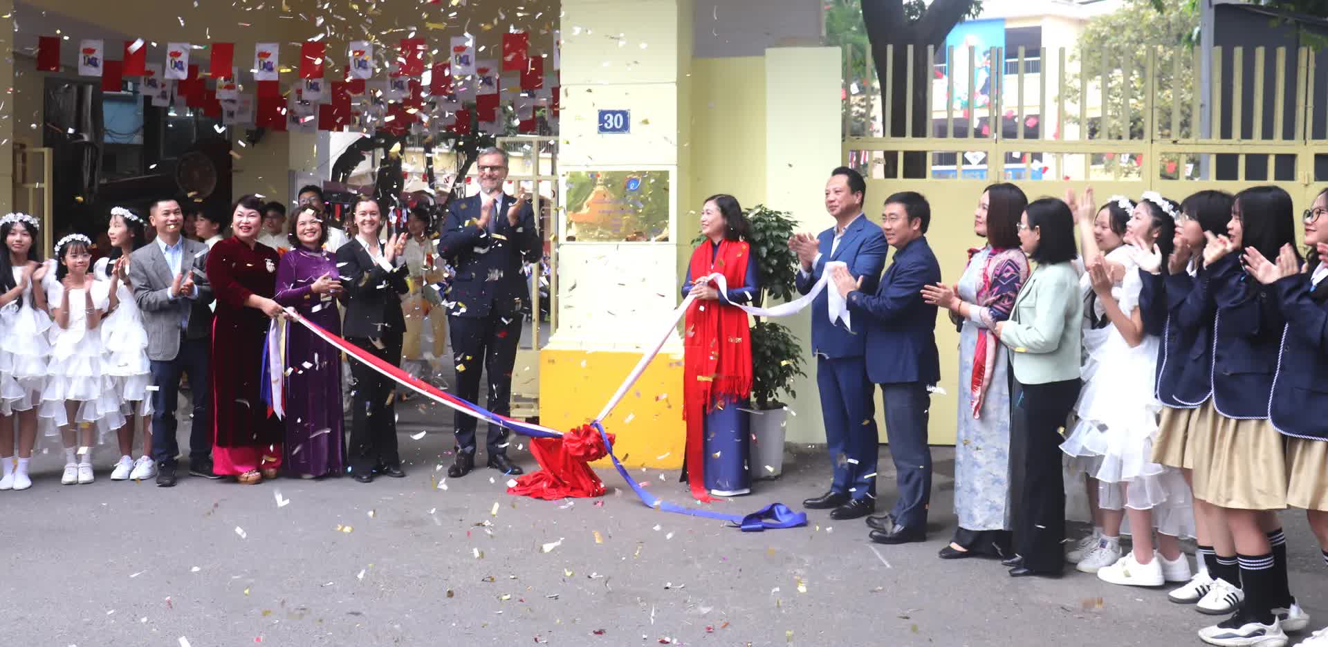 Trường THCS Trưng Nhị (phường Hai Bà Trưng) được gắn biển công nhận "Trường có chương trình dạy tiếng Pháp đạt chuẩn quốc tế"- Ảnh 7.