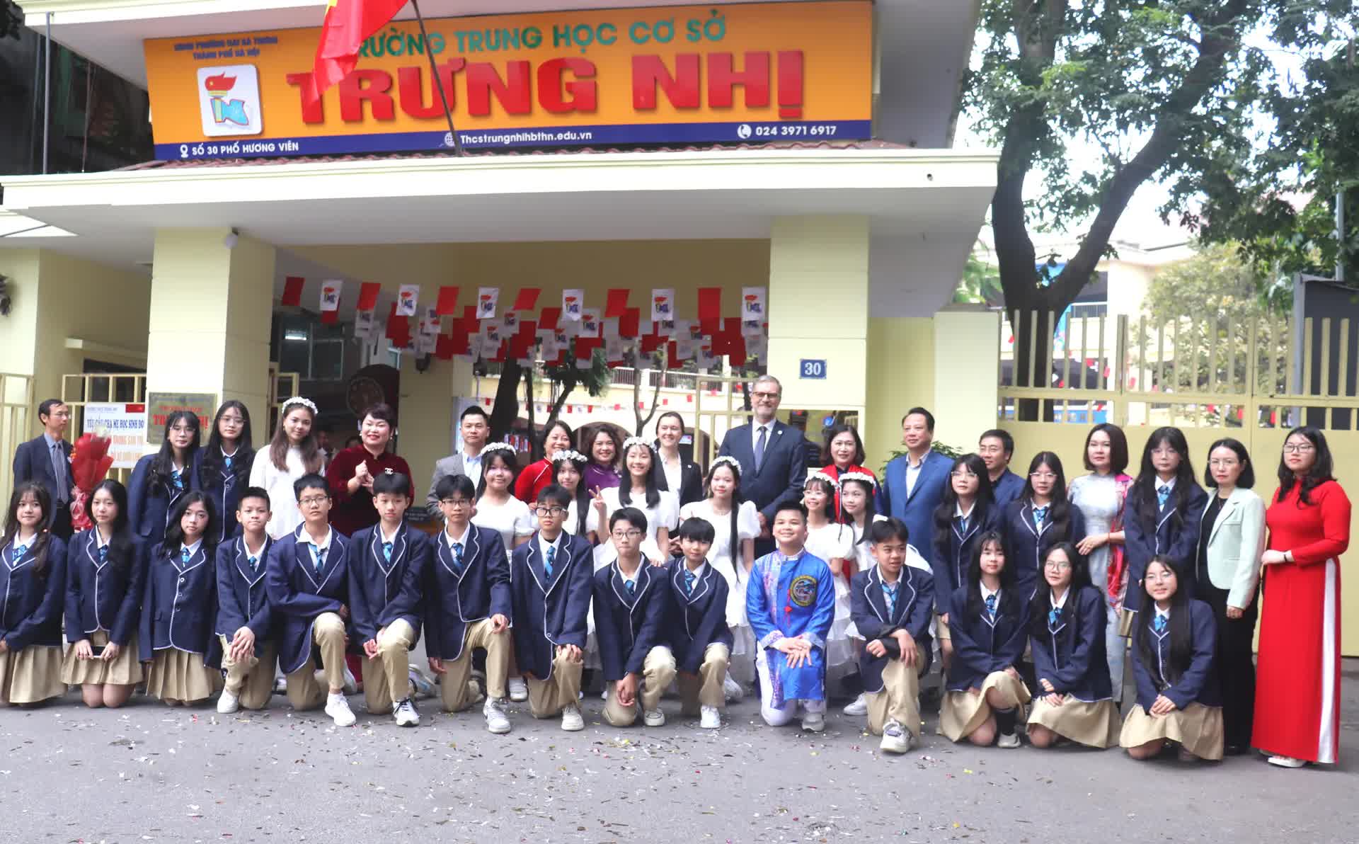 Trường THCS Trưng Nhị (phường Hai Bà Trưng) được gắn biển công nhận "Trường có chương trình dạy tiếng Pháp đạt chuẩn quốc tế"- Ảnh 8.