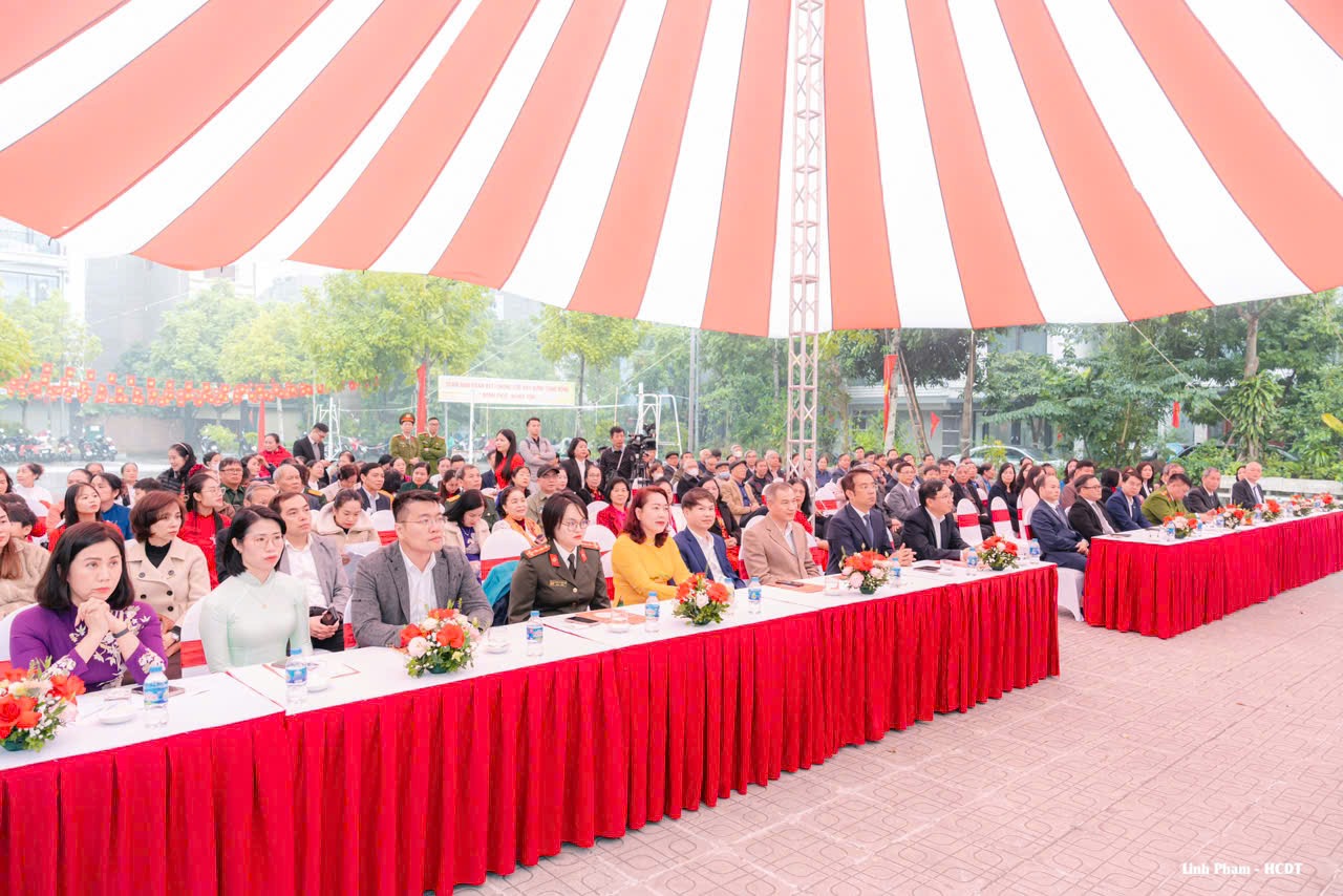 Chi nhánh Trung tâm Phục vụ hành chính công số 6 ký cam kết phối hợp triển khai mô hình Điểm hỗ trợ dịch vụ công số cộng đồng tại phường Việt Hưng- Ảnh 1.