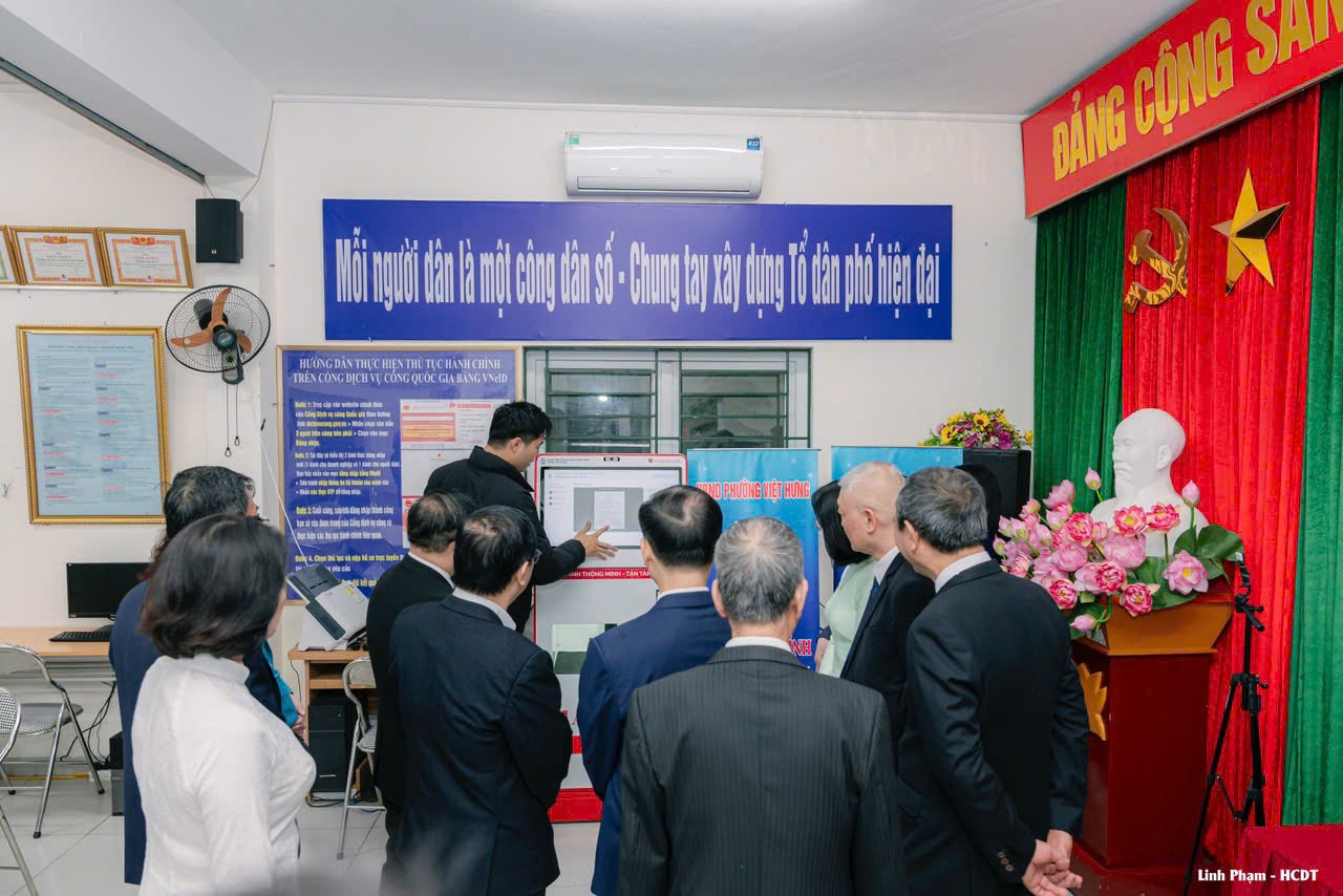 Chi nhánh Trung tâm Phục vụ hành chính công số 6 ký cam kết phối hợp triển khai mô hình Điểm hỗ trợ dịch vụ công số cộng đồng tại phường Việt Hưng- Ảnh 2.