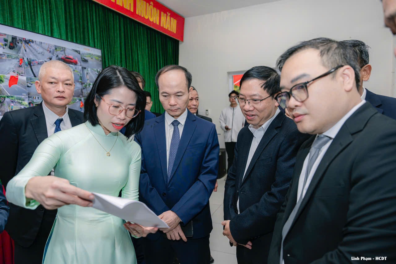 Chi nhánh Trung tâm Phục vụ hành chính công số 6 ký cam kết phối hợp triển khai mô hình Điểm hỗ trợ dịch vụ công số cộng đồng tại phường Việt Hưng- Ảnh 4.