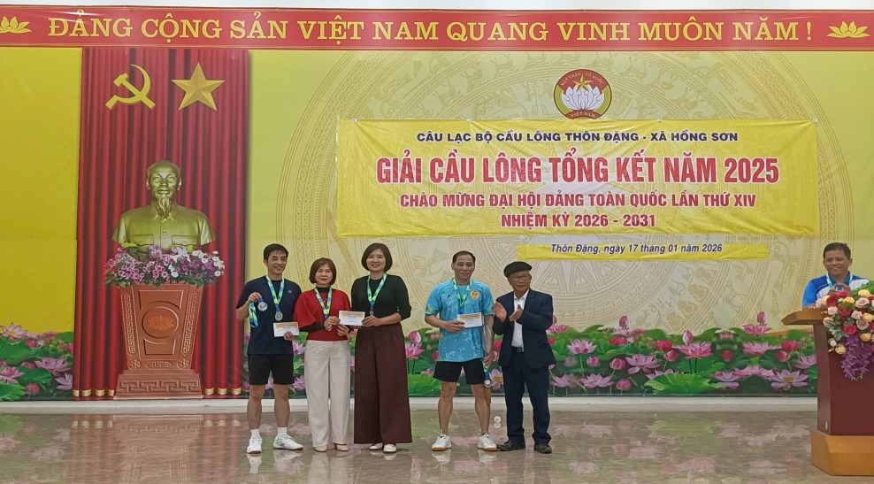 C:\Users\Administrator\Desktop\ảnh trao gải.jpg