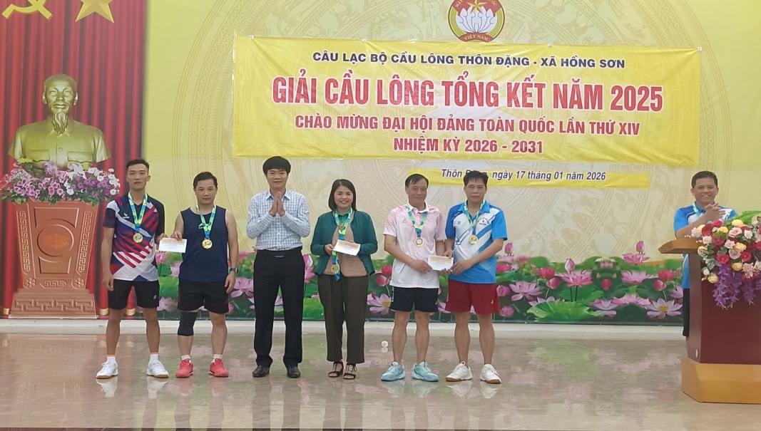 C:\Users\Administrator\Desktop\anh trao gải.jpg