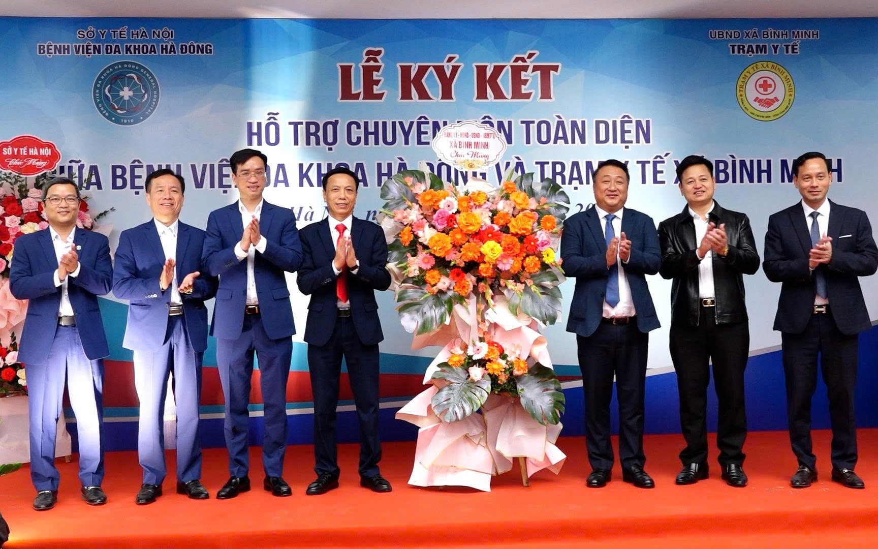 Lãnh đạo Đảng uỷ - HĐND - UBND - UB MTTQ VN xã tặng hoa chúc mừng