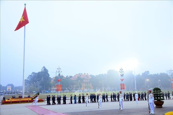 Các đại biểu dự Đại hội đại biểu toàn quốc lần thứ XIV của Đảng viếng Chủ tịch Hồ Chí Minh- Ảnh 1.