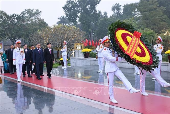 Các đại biểu dự Đại hội đại biểu toàn quốc lần thứ XIV của Đảng viếng Chủ tịch Hồ Chí Minh- Ảnh 3.