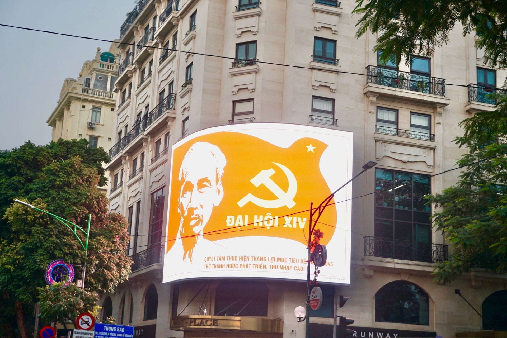 Cửa Nam rực rỡ cờ hoa chào mừng Đại hội XIV của Đảng- Ảnh 8.