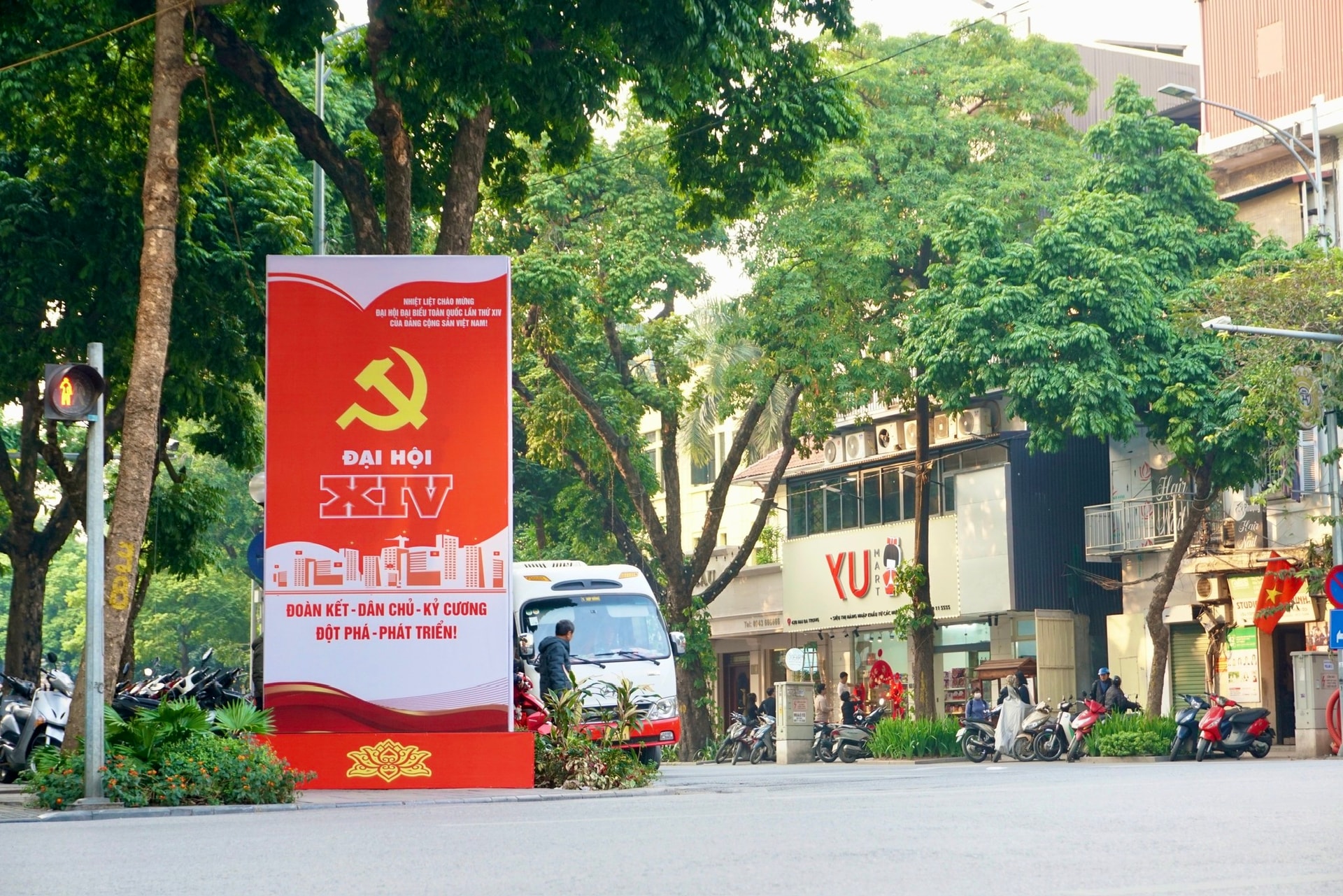 Cửa Nam rực rỡ cờ hoa chào mừng Đại hội XIV của Đảng- Ảnh 2.