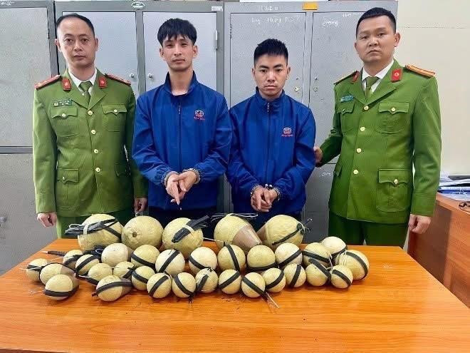 Bắt 2 đối tượng vận chuyển gần 40 quả pháo “khủng”- Ảnh 1.