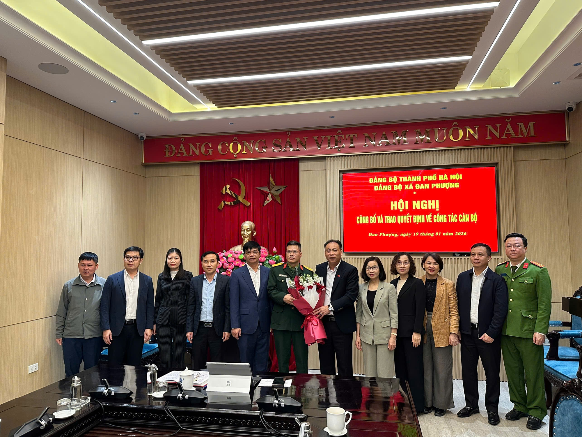 Xã Đan Phượng công bố và trao quyết định về công tác cán bộ.- Ảnh 1.