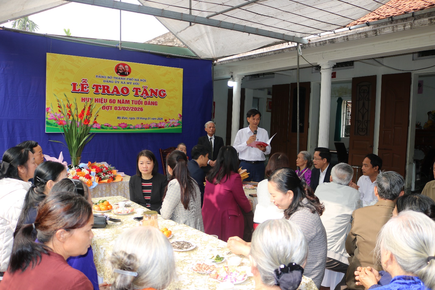 Mỹ Đức: Trao tặng và truy tặng Huy hiệu Đảng đợt 03/02 tại gia đình các đảng viên lão thành cách mạng - Ảnh 1.