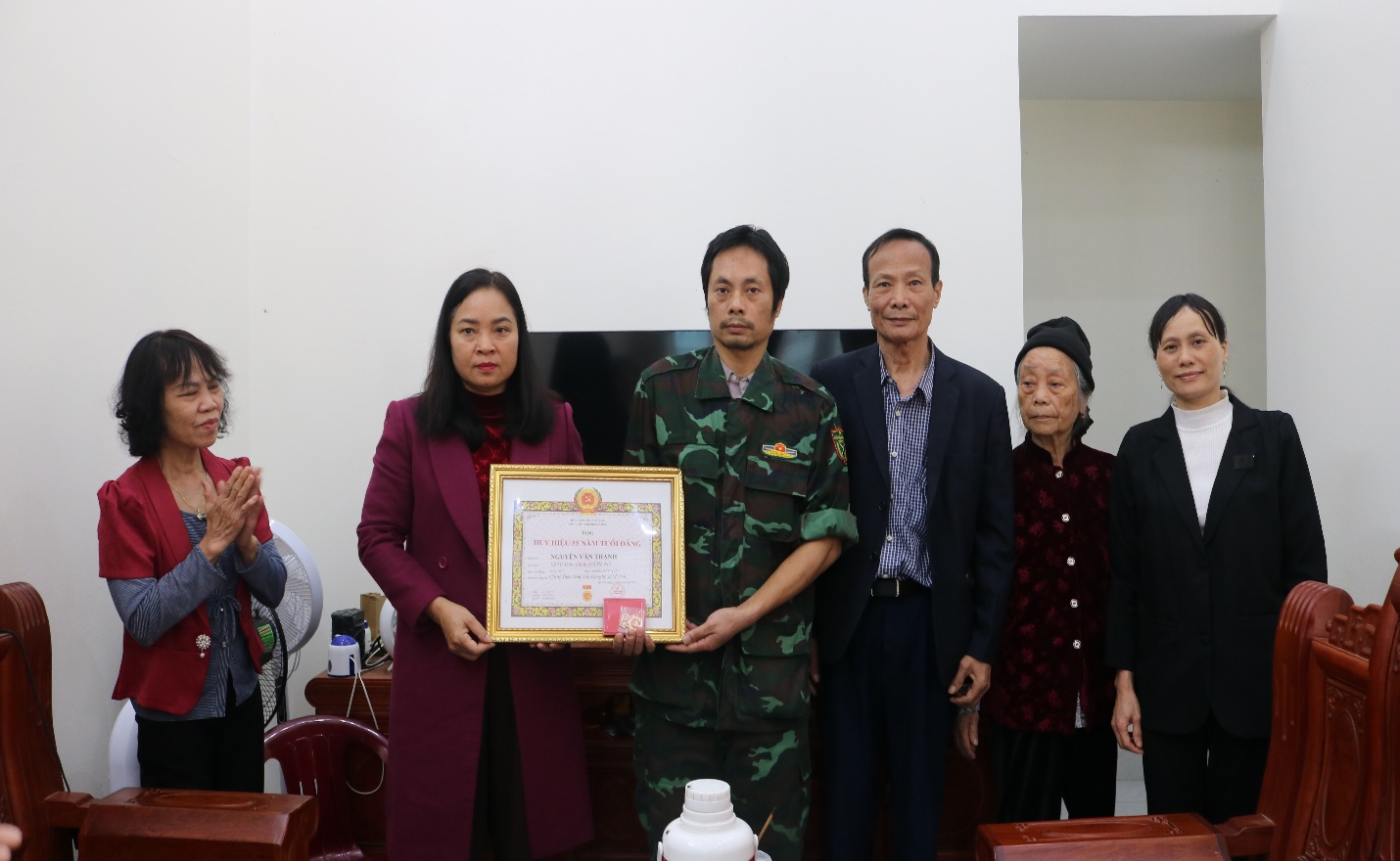 Mỹ Đức: Trao tặng và truy tặng Huy hiệu Đảng đợt 03/02 tại gia đình các đảng viên lão thành cách mạng - Ảnh 6.