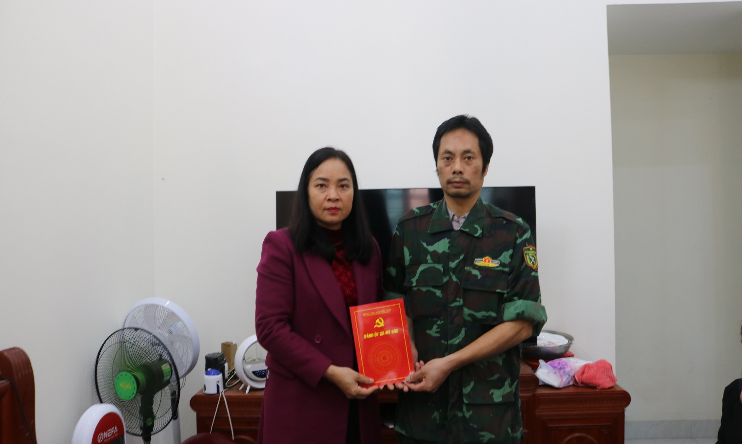 Mỹ Đức: Trao tặng và truy tặng Huy hiệu Đảng đợt 03/02 tại gia đình các đảng viên lão thành cách mạng - Ảnh 7.