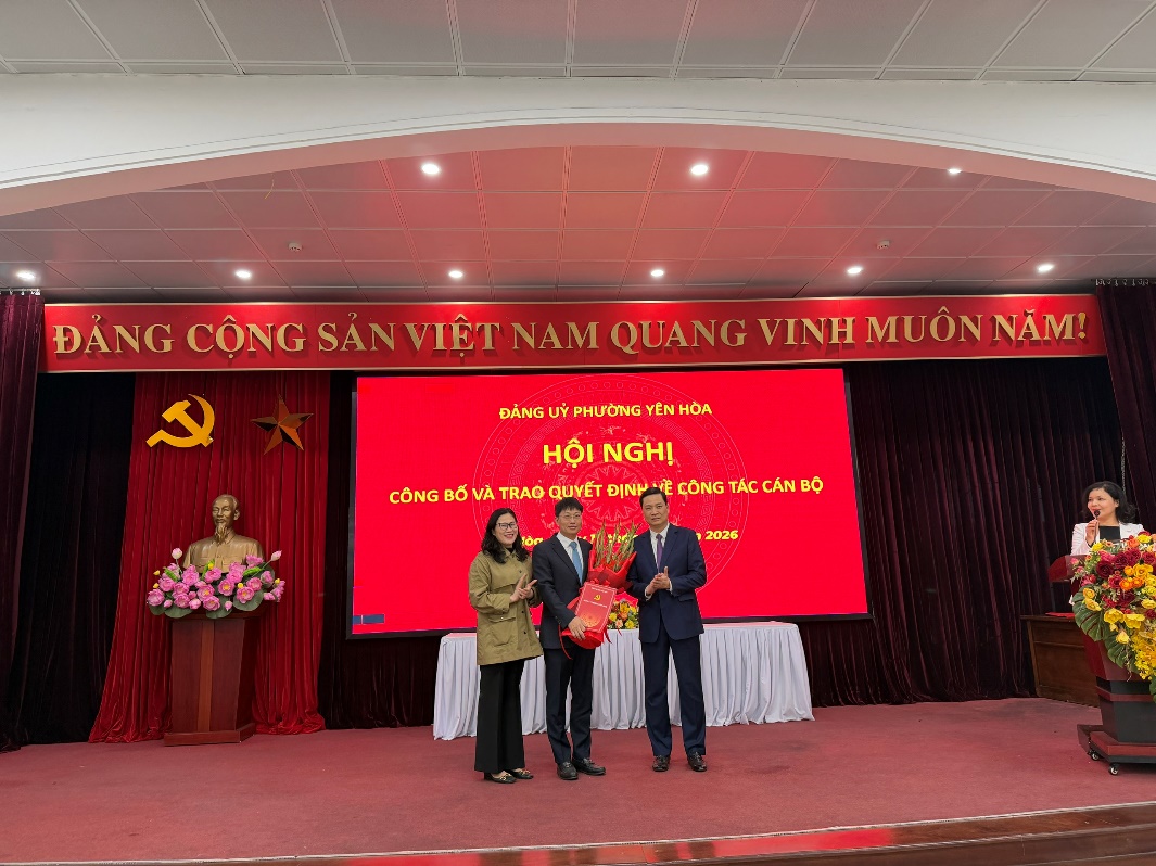 Đảng ủy phường Yên Hòa đã tổ chức Hội nghị công bố và trao Quyết định về công tác cán bộ- Ảnh 1.