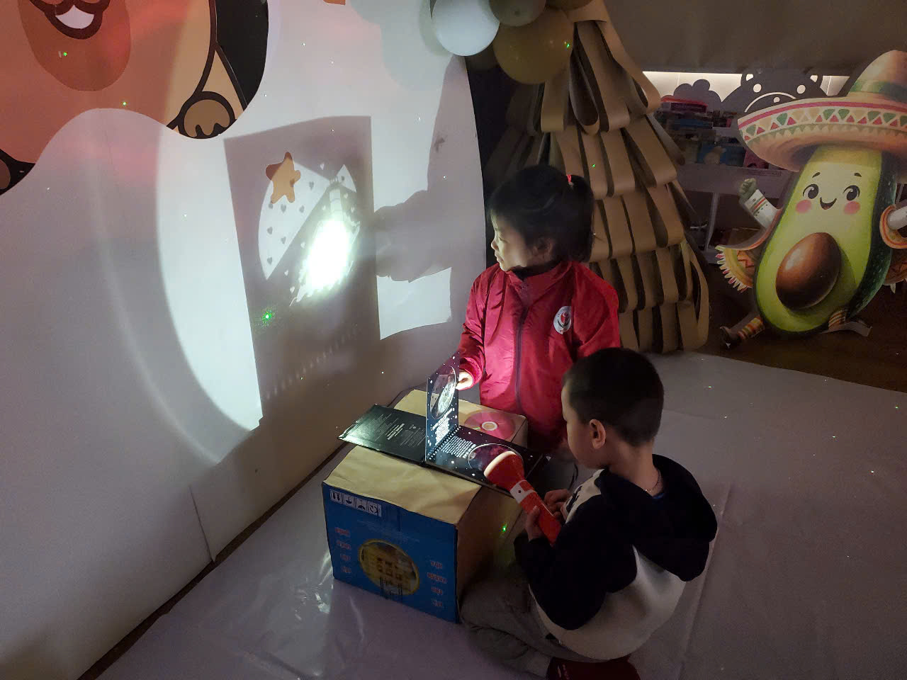 ÁNH SÁNG - NHỊP CẦU KHƠI DẬY HỨNG THÚ HỌC TẬP CHO TRẺ- Ảnh 4.