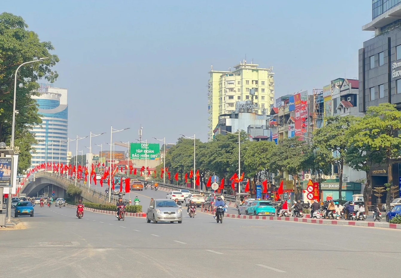 Phường Yên Hoà đẩy mạnh thông tin tuyên truyền trực quan, chỉnh trang đô thị chào mừng Đại hội XIV của Đảng- Ảnh 1.