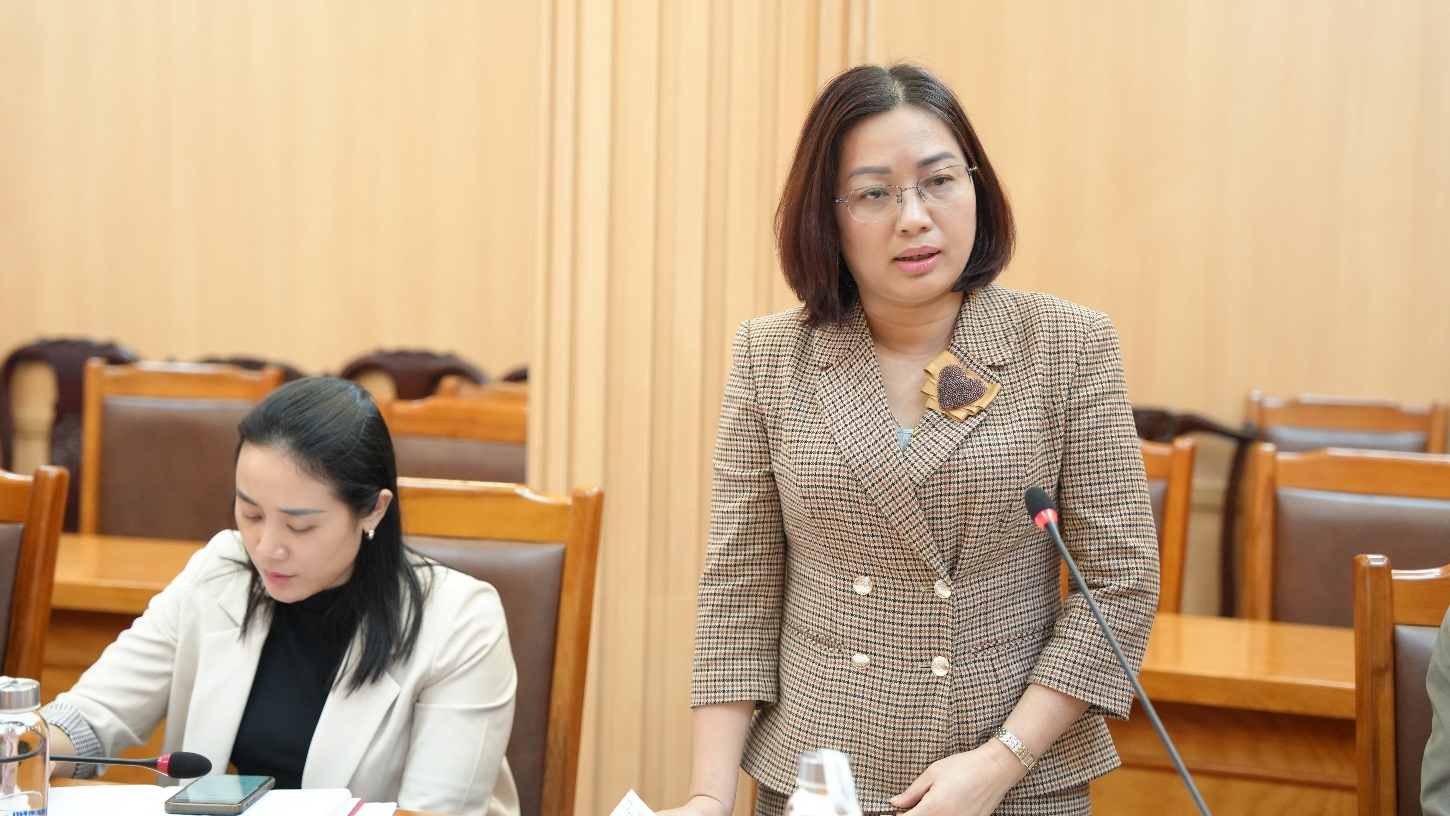 A person speaking into a microphone  AI-generated content may be incorrect.