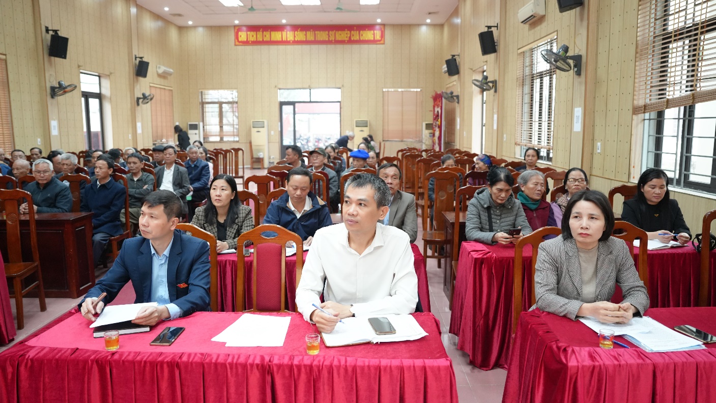 A group of people sitting at tables  AI-generated content may be incorrect.