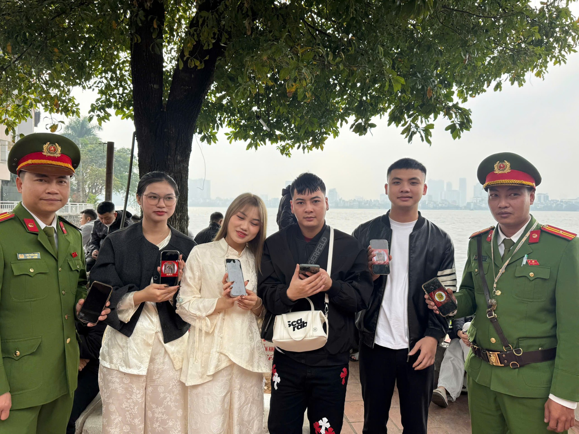 Công an phường Tây Hồ: Lan tỏa thông điệp “Triệu trái tim – chung nhịp đập” hướng về Đại hội XIV của Đảng- Ảnh 9.