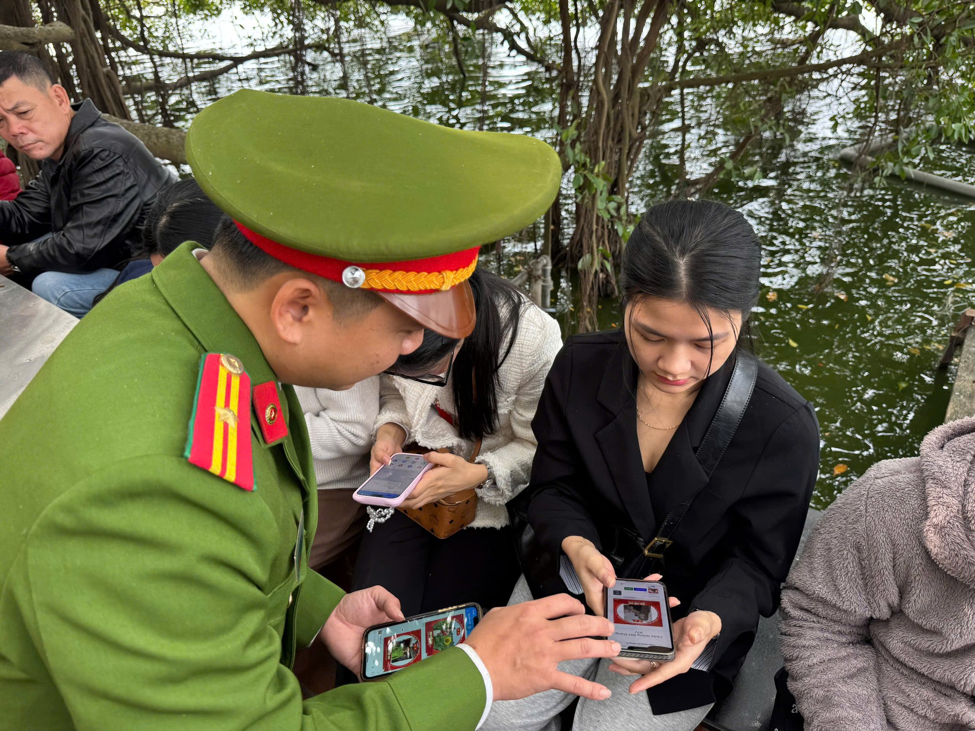 Công an phường Tây Hồ: Lan tỏa thông điệp “Triệu trái tim – chung nhịp đập” hướng về Đại hội XIV của Đảng- Ảnh 3.
