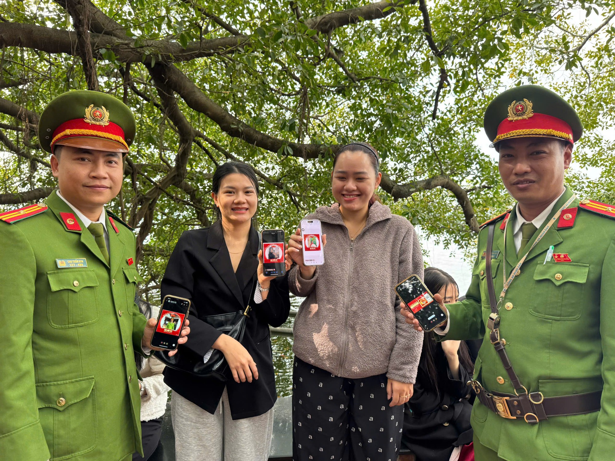 Công an phường Tây Hồ: Lan tỏa thông điệp “Triệu trái tim – chung nhịp đập” hướng về Đại hội XIV của Đảng- Ảnh 4.