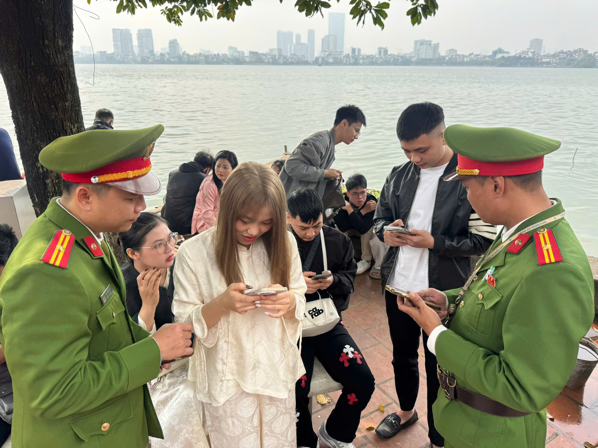 Công an phường Tây Hồ: Lan tỏa thông điệp “Triệu trái tim – chung nhịp đập” hướng về Đại hội XIV của Đảng- Ảnh 6.