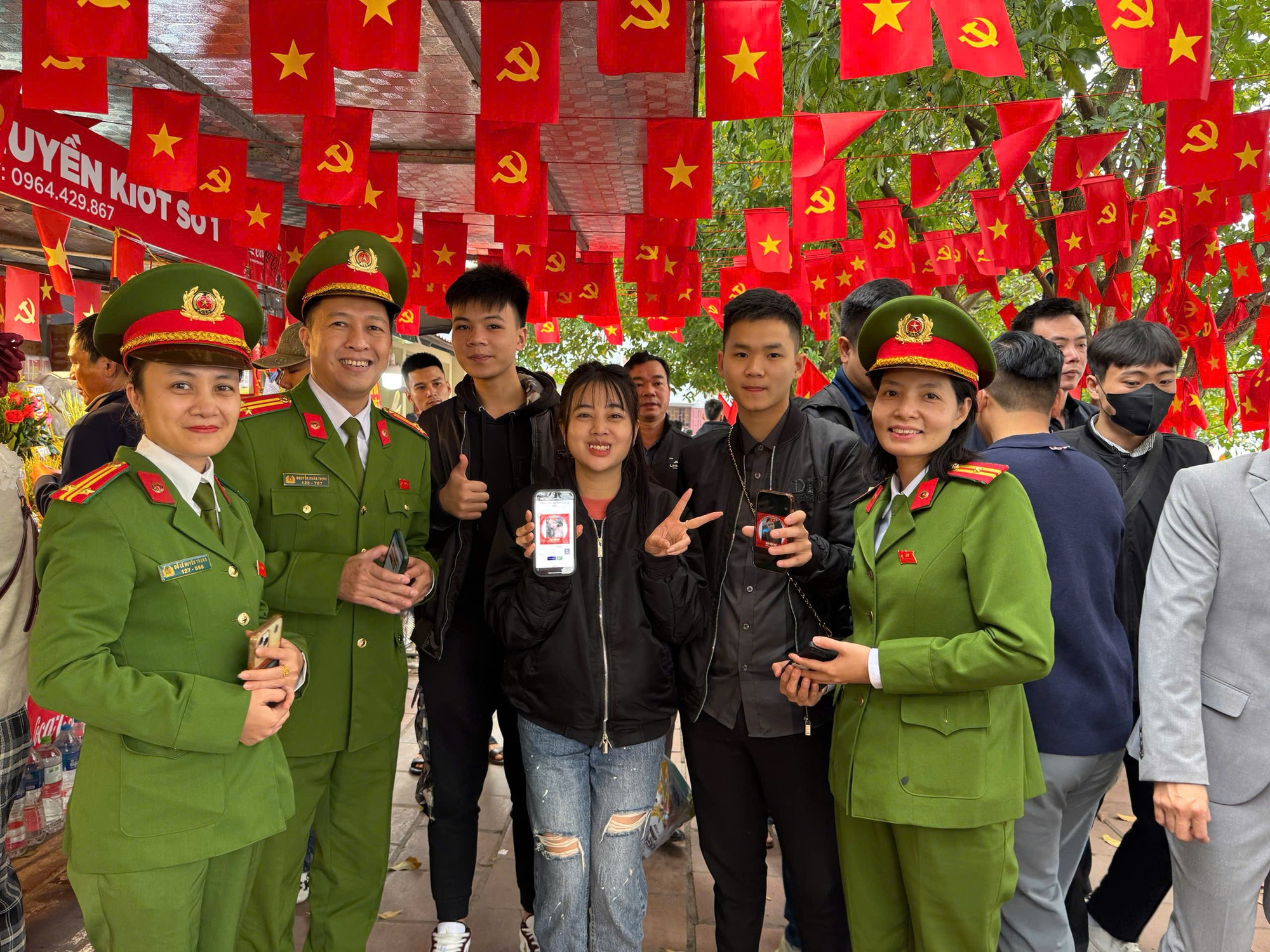 Công an phường Tây Hồ: Lan tỏa thông điệp “Triệu trái tim – chung nhịp đập” hướng về Đại hội XIV của Đảng- Ảnh 1.