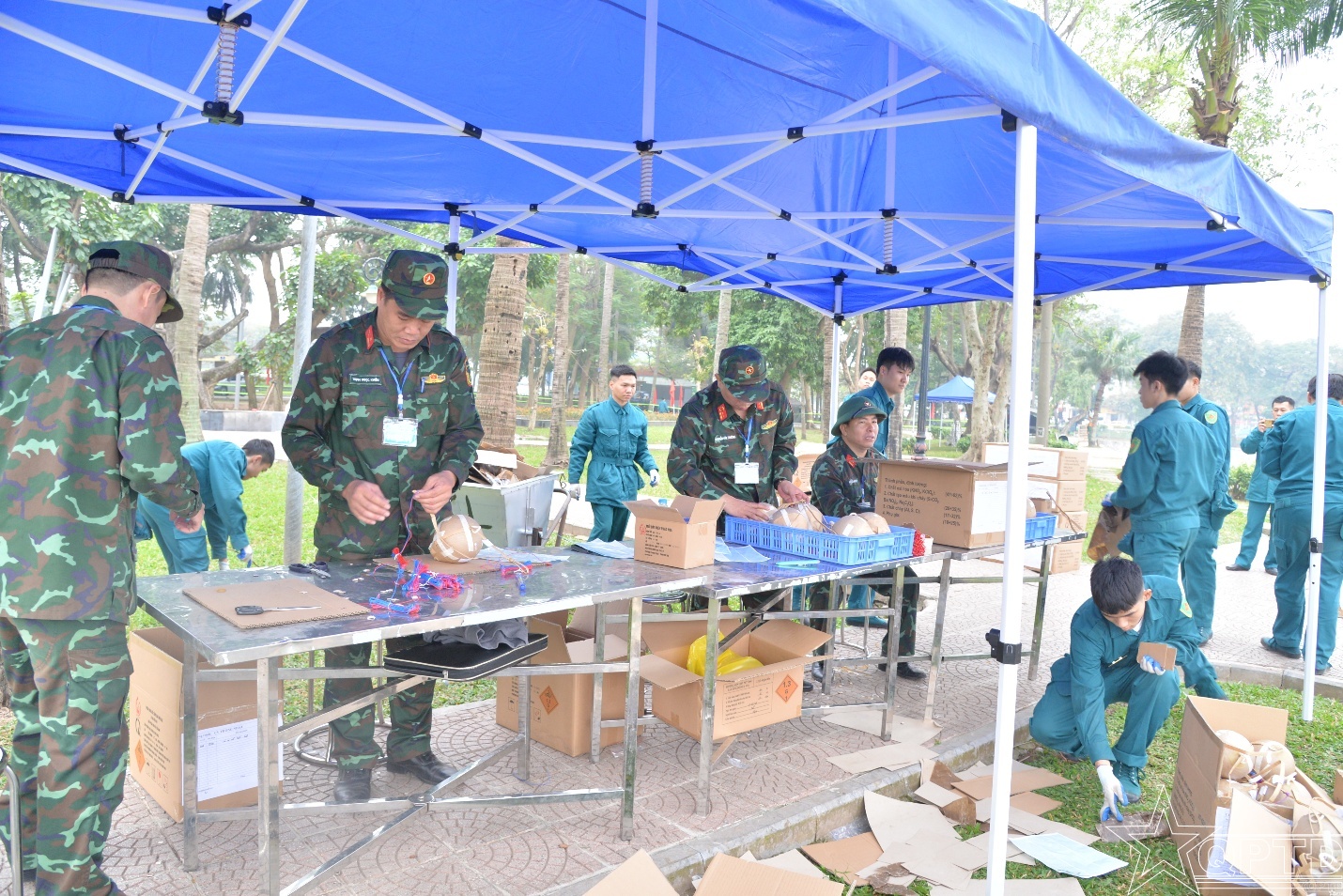 Trận địa pháo hoa tại Công viên Thống Nhất sẵn sàng cho thời khắc đón năm mới 2026.- Ảnh 1.