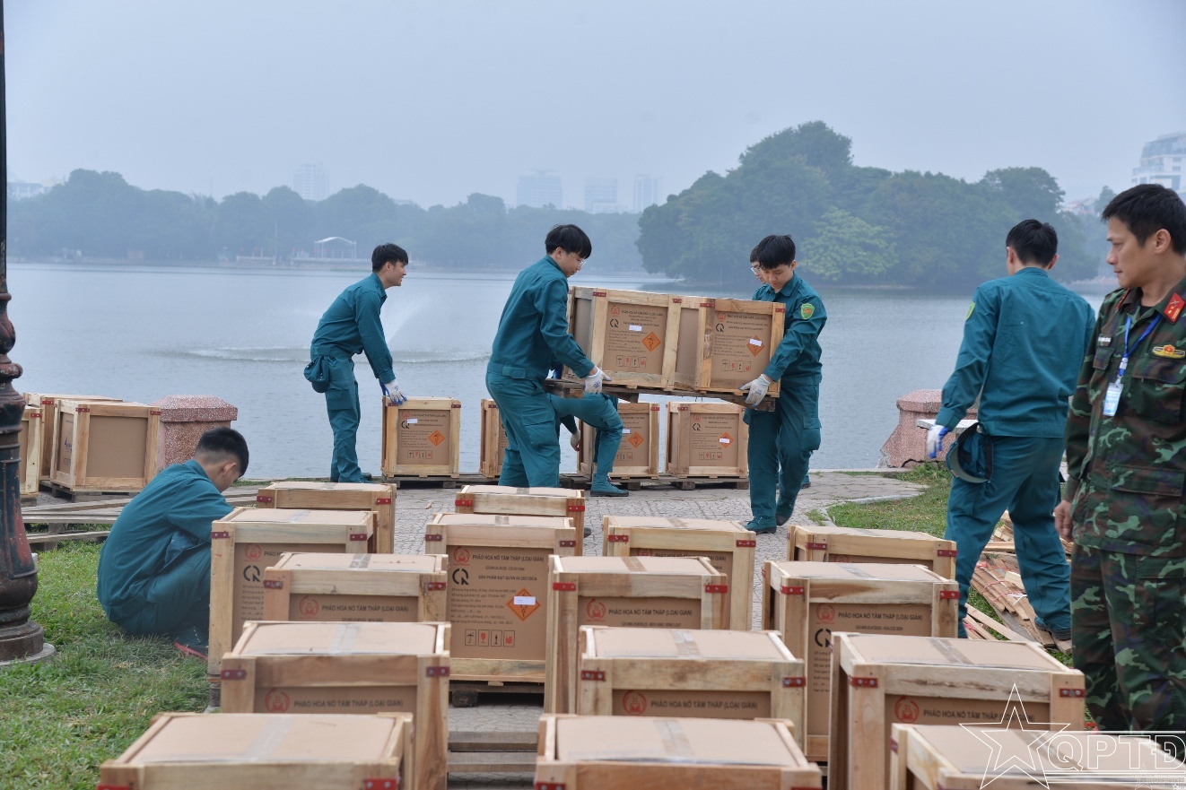 Trận địa pháo hoa tại Công viên Thống Nhất sẵn sàng cho thời khắc đón năm mới 2026.- Ảnh 2.